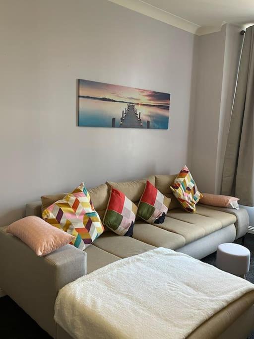 Spacious One Bedroom Flat, Entire Property. Greenock Exteriör bild