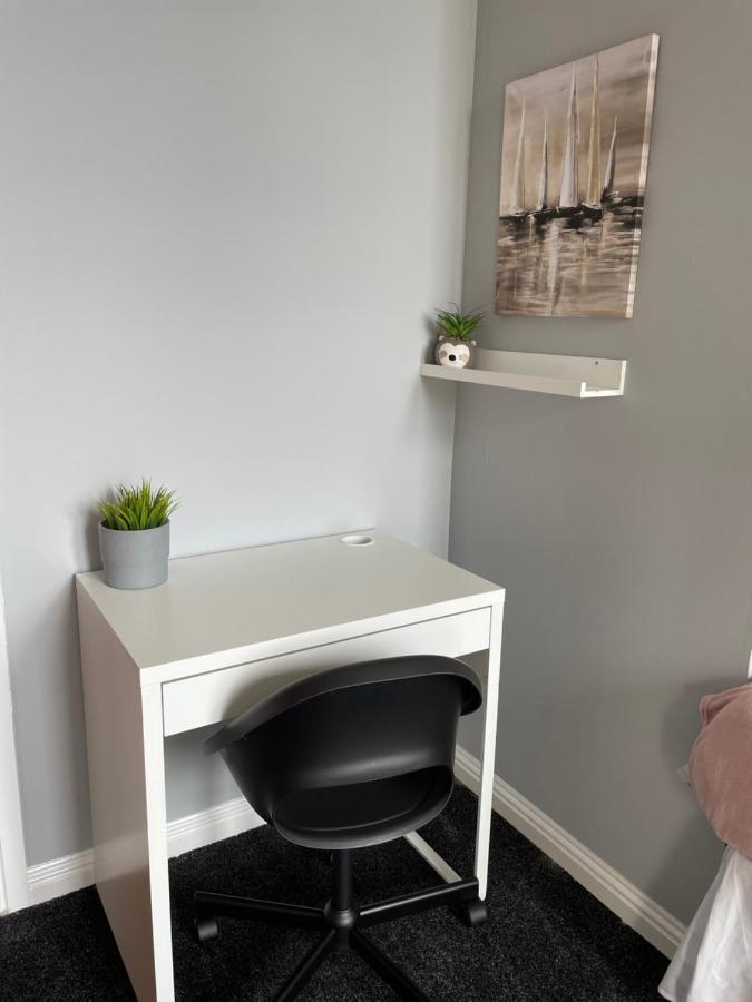 Spacious One Bedroom Flat, Entire Property. Greenock Exteriör bild