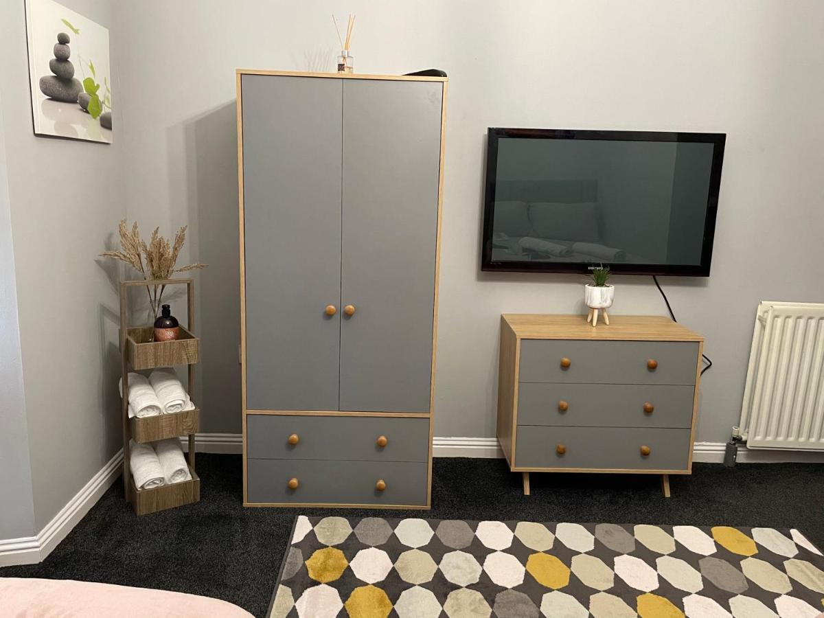 Spacious One Bedroom Flat, Entire Property. Greenock Exteriör bild