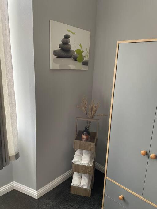 Spacious One Bedroom Flat, Entire Property. Greenock Exteriör bild
